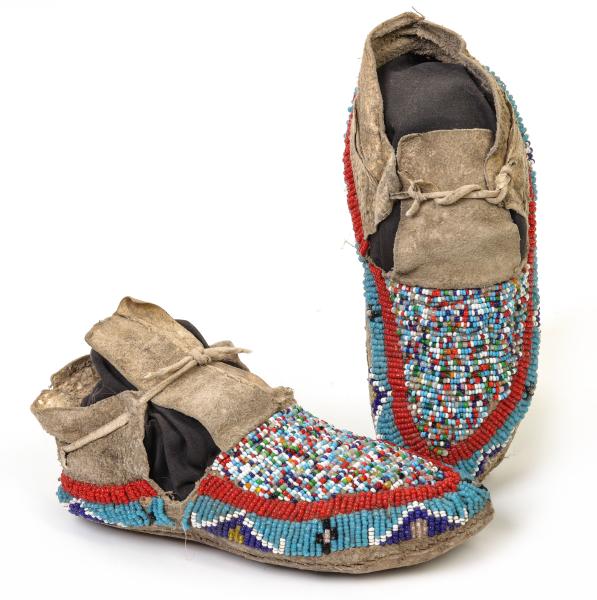 A PAIR EARLY 20TH CENTURY SIOUX