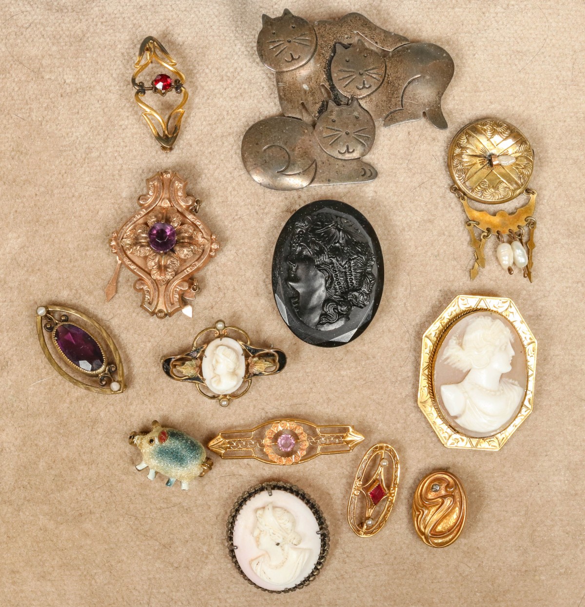 A COLLECTION OF GOLD AND OTHER