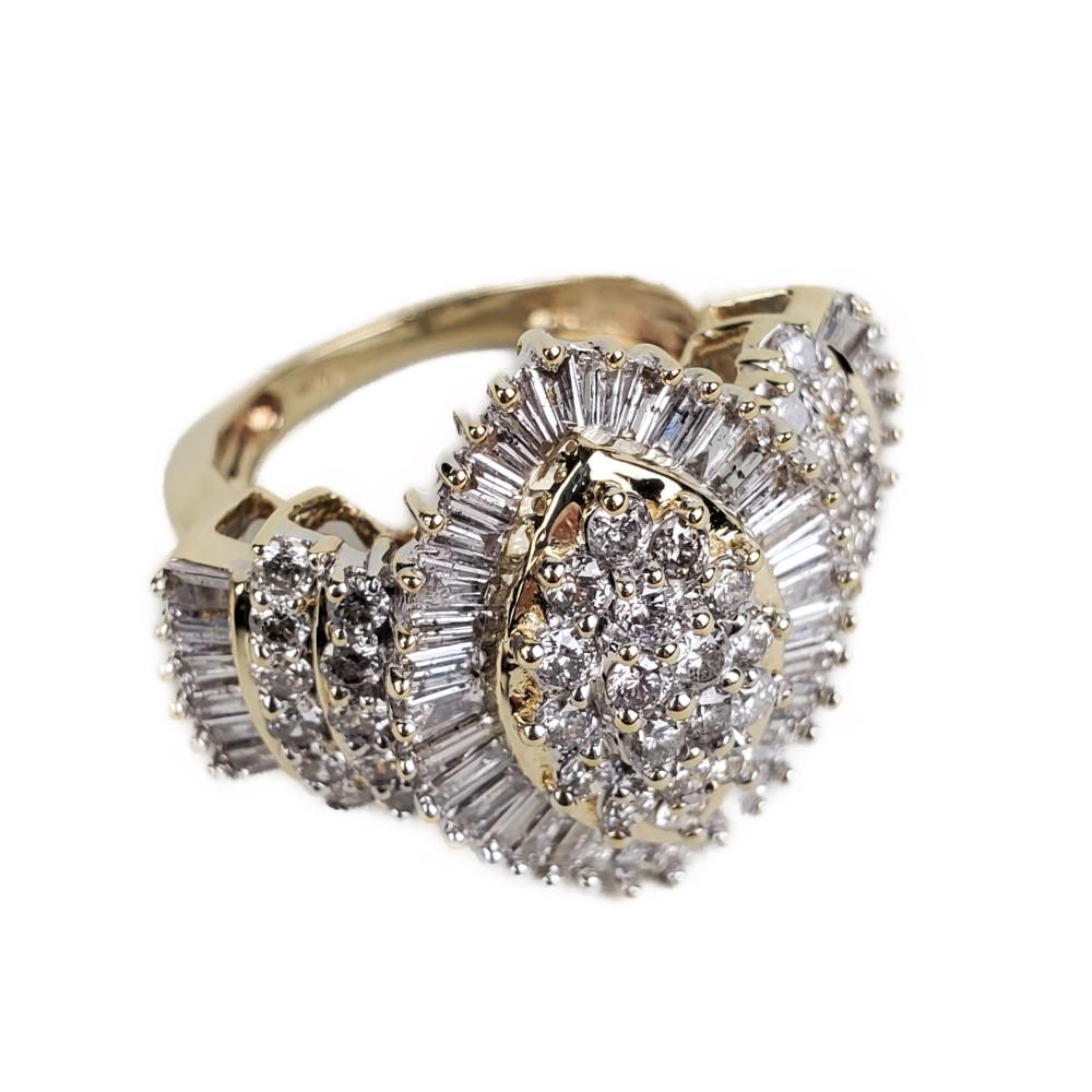 10 KT YELLOW GOLD AND DIAMOND RING  2f8779