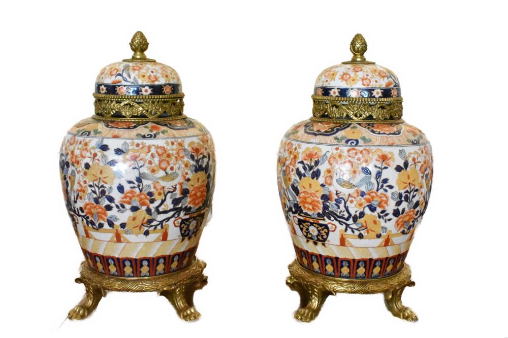 PAIR IMARI LIDDED PORCELAIN VASES 2f880e