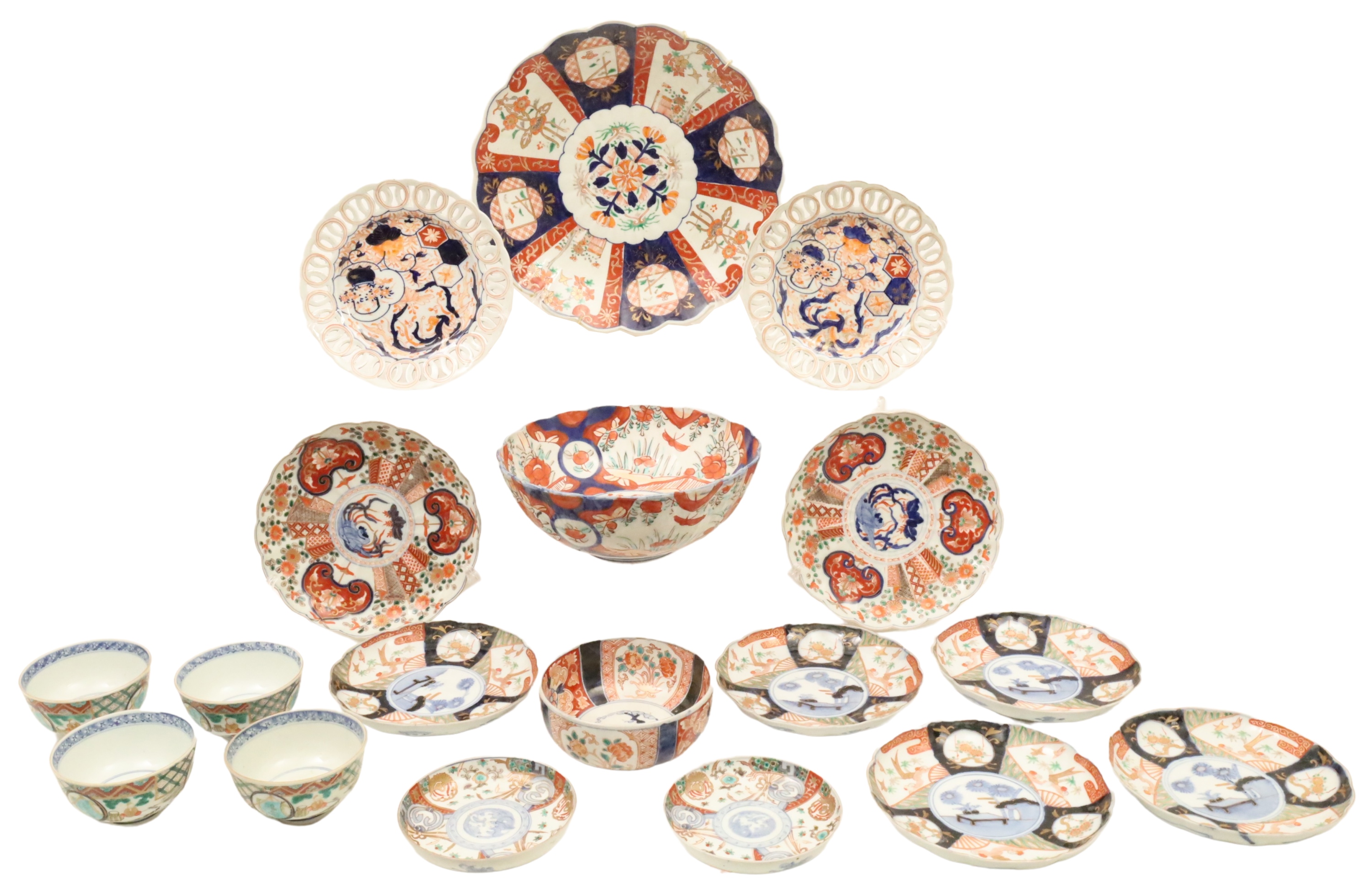 18 PCS OF IMARI PORCELAIN 18 pieces 2f90f2