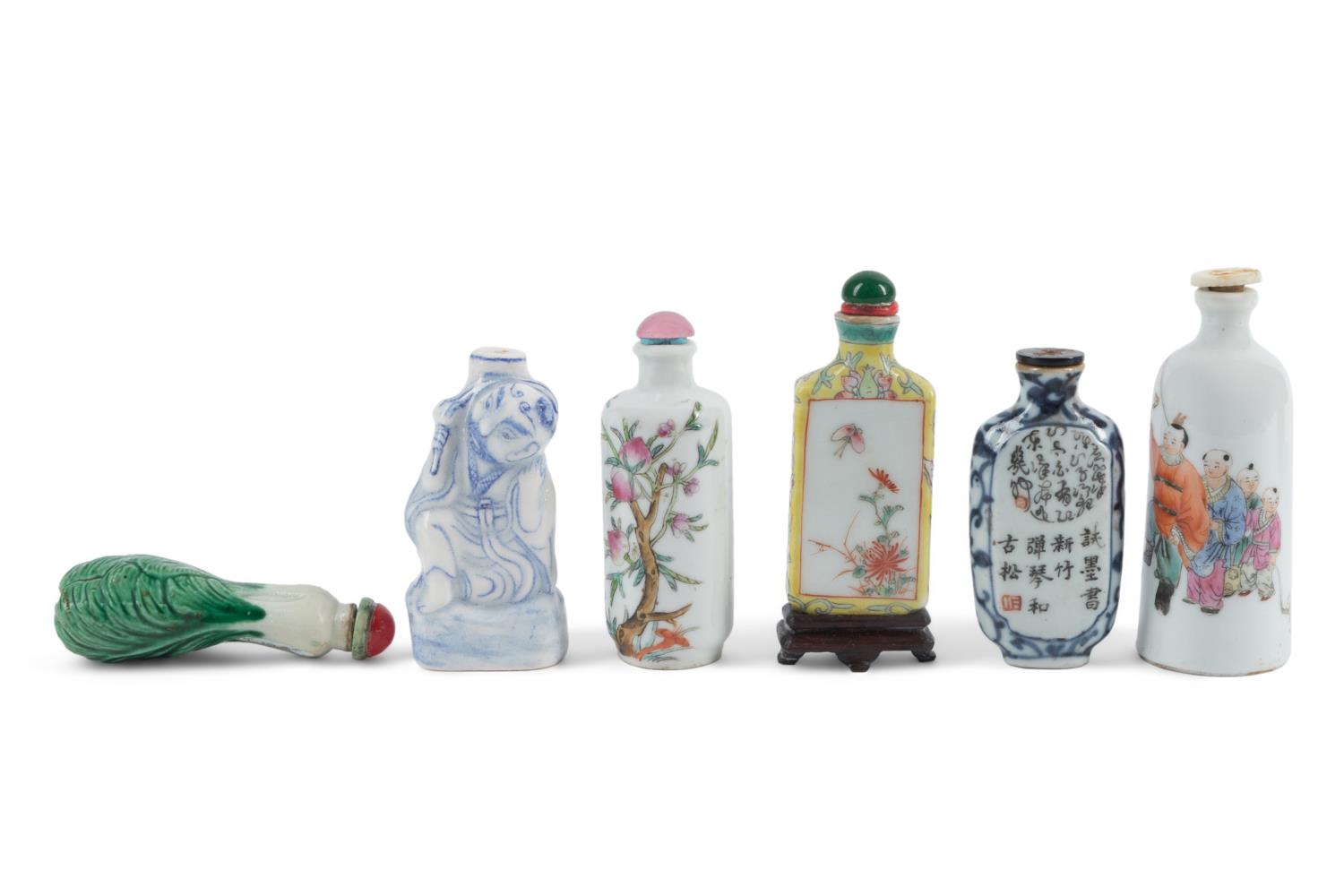 SIX CHINESE PORCELAIN SNUFF BOTTLES 2f958a