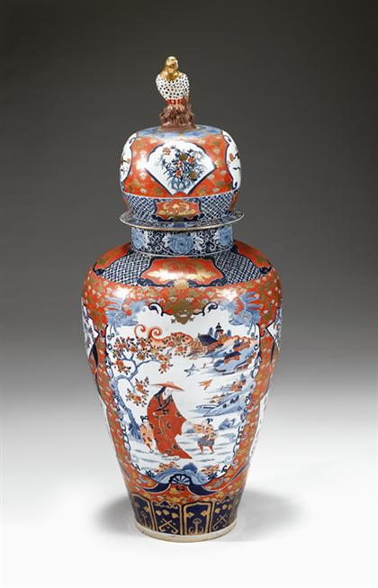 Large Japanese imari covered vase