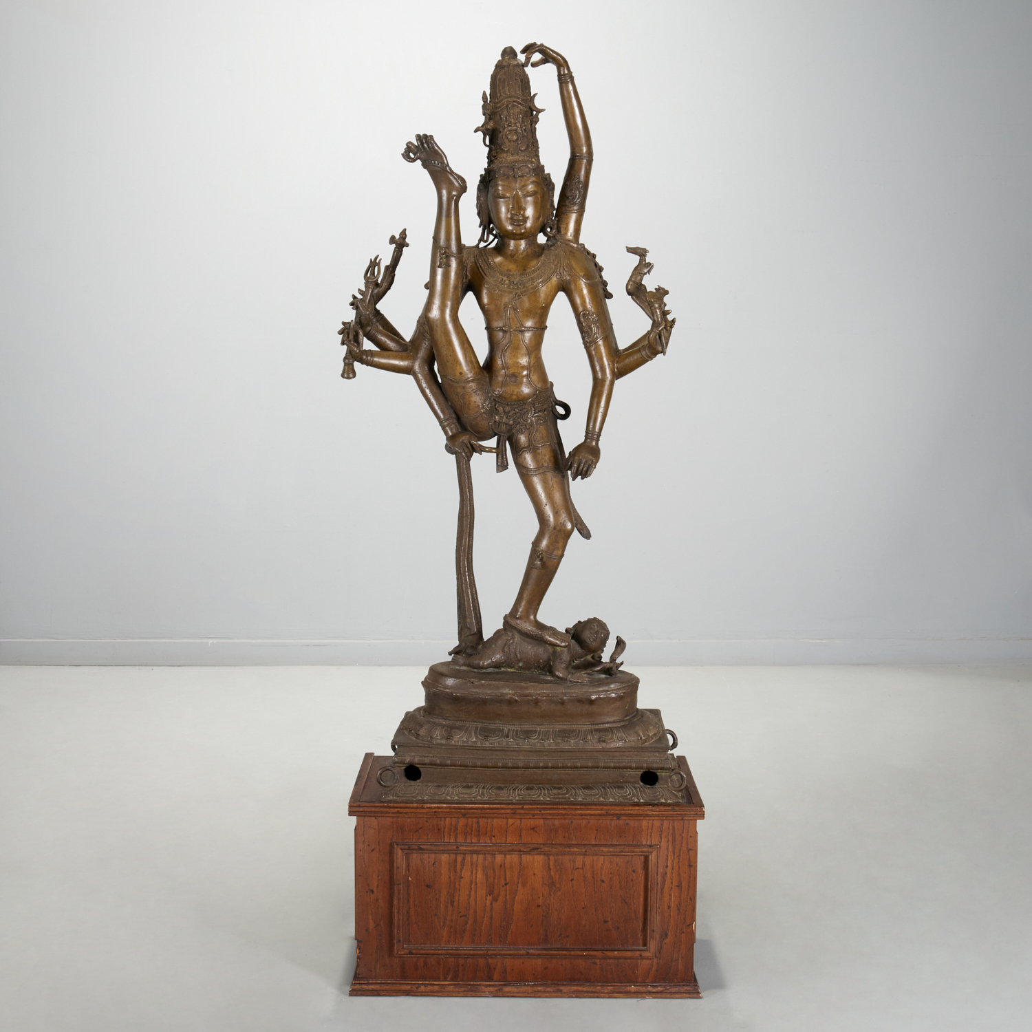 MONUMENTAL INDIAN BRONZE FIGURE 2fab2f