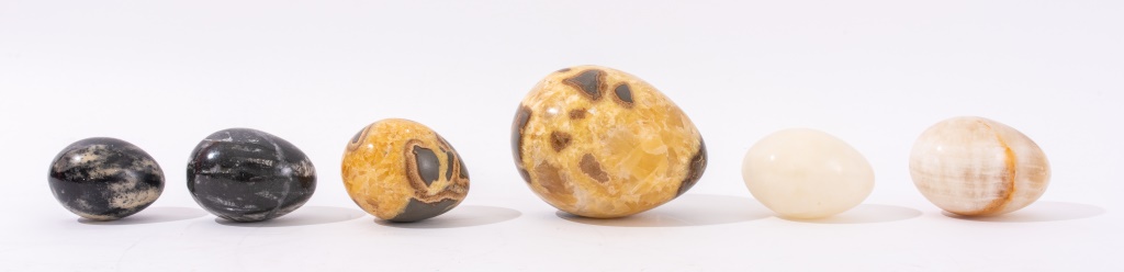 GROUP OF SPECIMEN HARDSTONE EGGS,