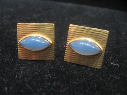 Blue chalcedony and 18 karat yellow 4c473