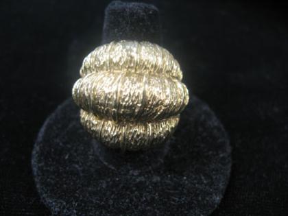 14 karat yellow gold bombe ring 4c4a0