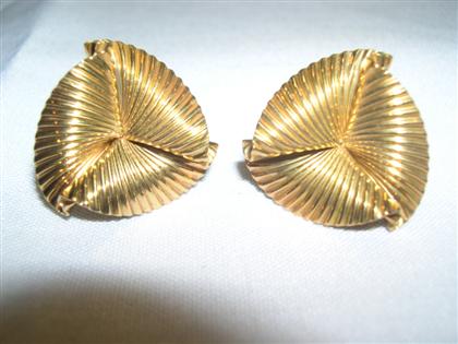 14 karat yellow gold shell earrings 4c4b9