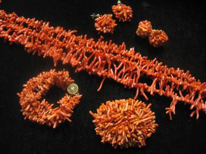 Group of coral jewelry (7 pieces).