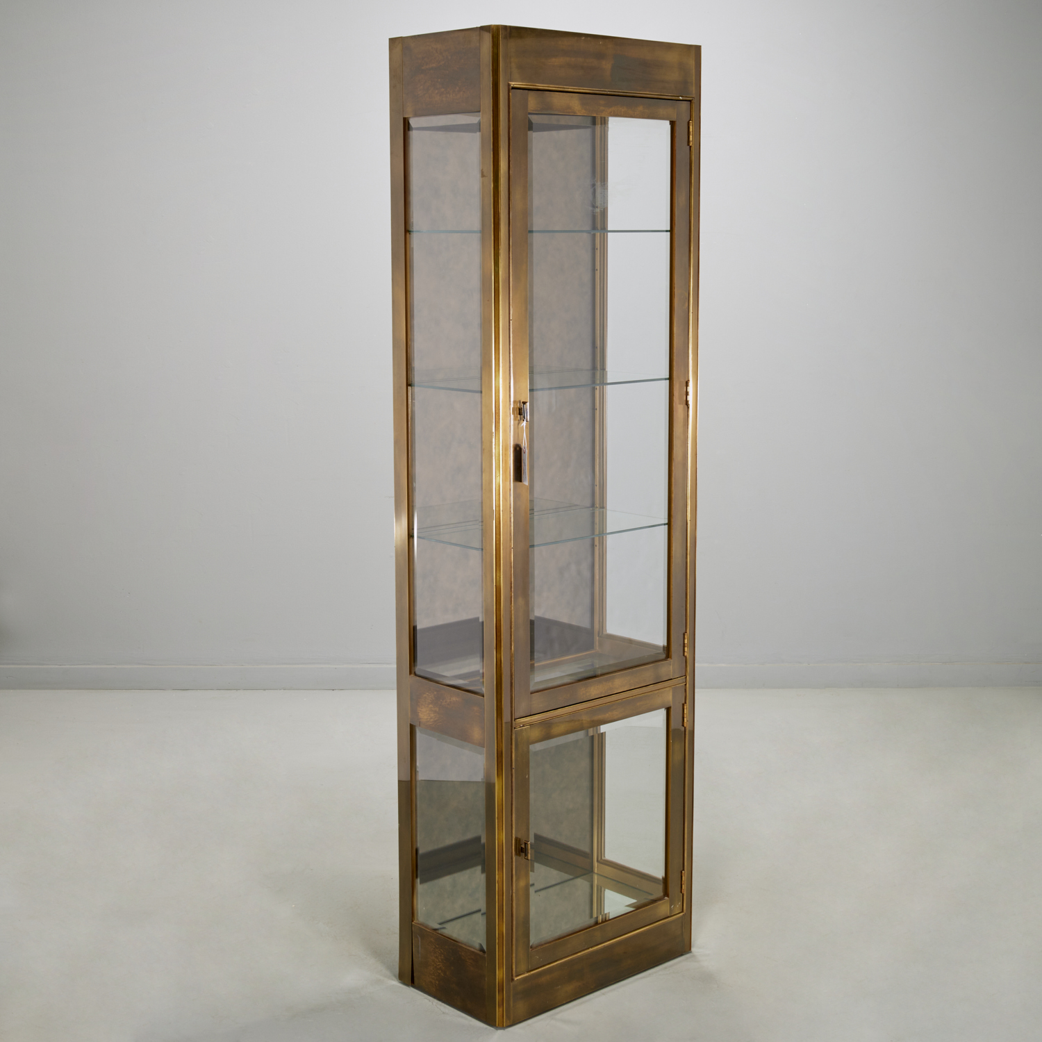 MASTERCRAFT ILLUMINATED VITRINE