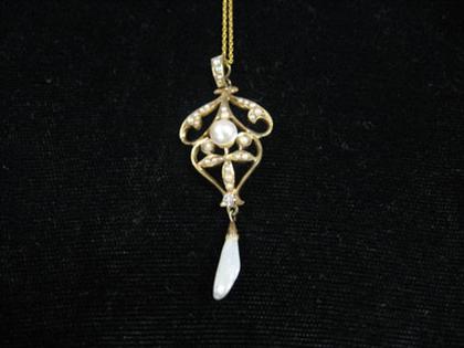 Yellow gold and pearl pendant  4c4cf
