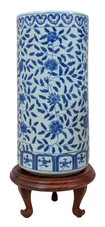 CHINESE BLUE AND WHITE CYLINDRICAL UMBRELLA