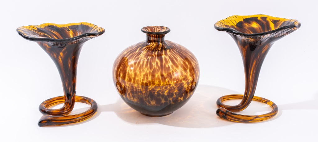 GROUP OF TORTOISE GLASS OBJECTS  2fb777