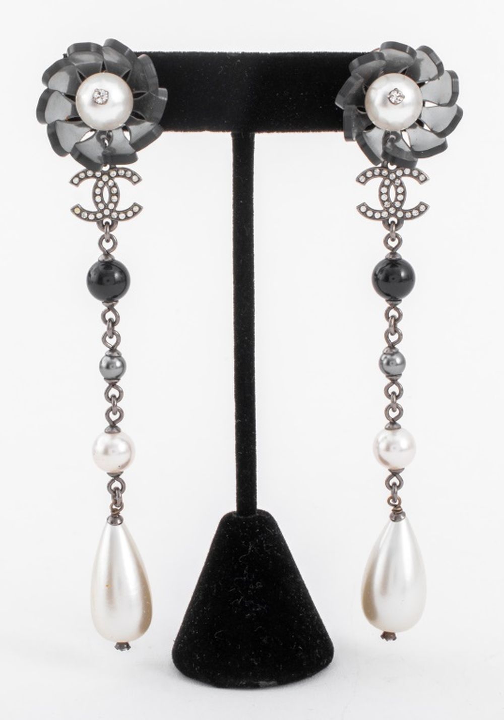 CHANEL RUNWAY FAUX PEARL DROP EARCLIPS  2fbdbe