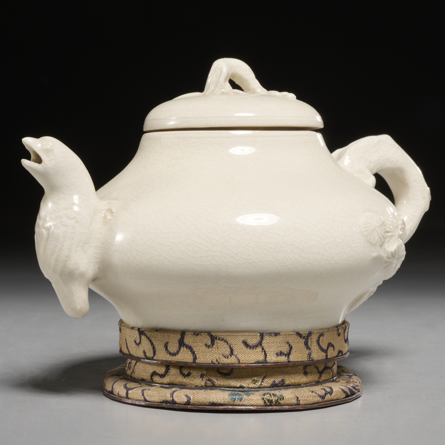 CHINESE DEHUA TEAPOT AND COVER 2fbeac