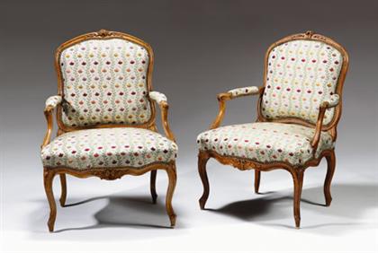 Pair of Louis XV style beech fauteuil 4c33b