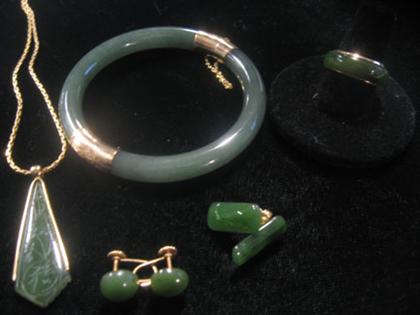 Group of jade jewelry Five pieces 4c41b