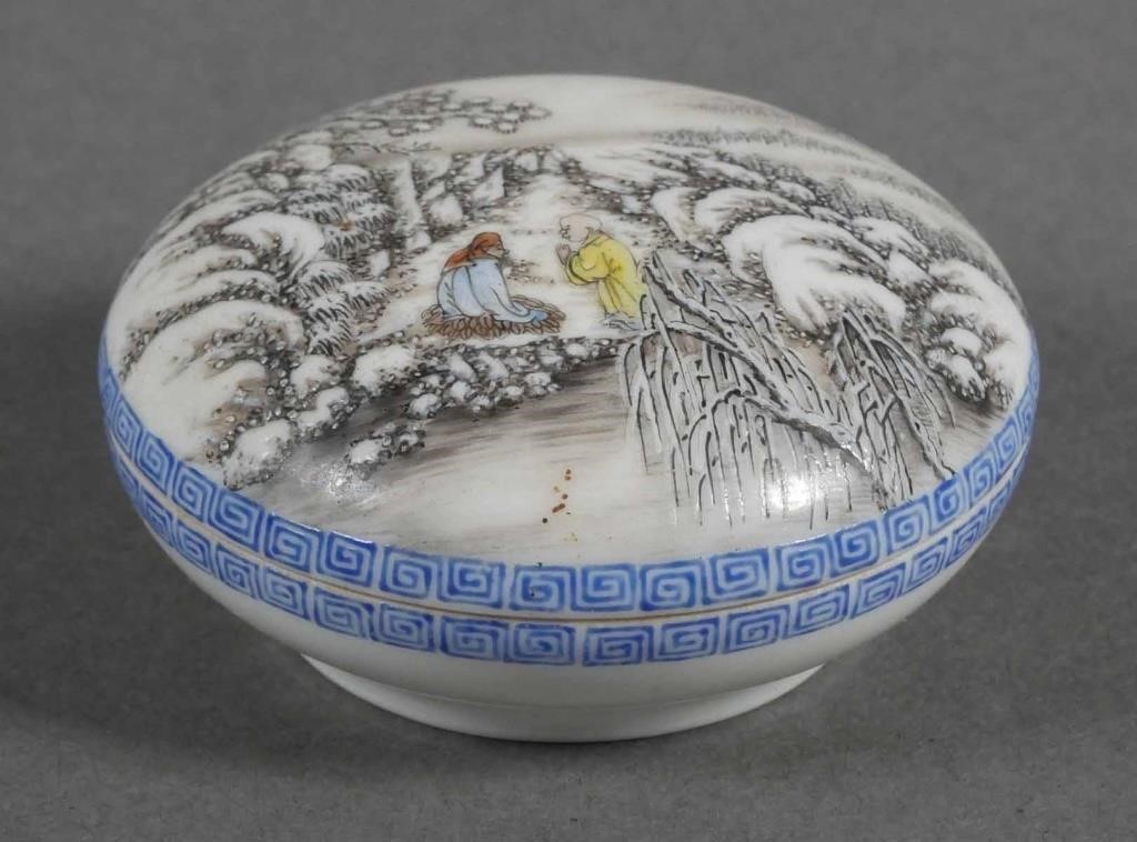 SMALL CHINESE LIDDED PORCELAIN