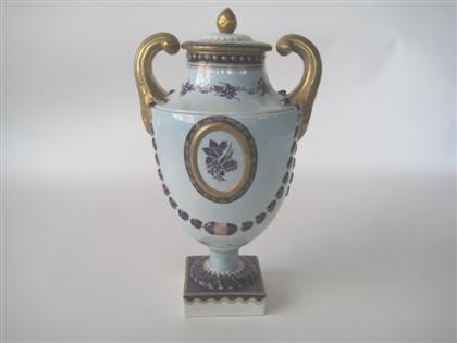 Chinese export porcelain covered urn