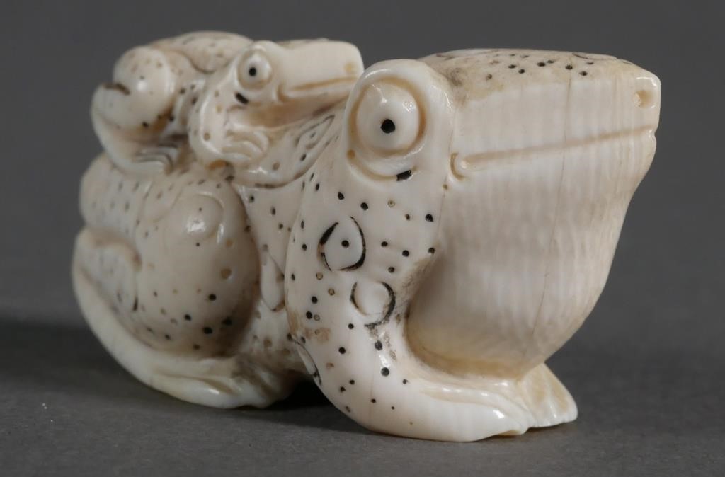 JAPANESE IVORY NETSUKE OF TWO FROGS19th 2fddd2