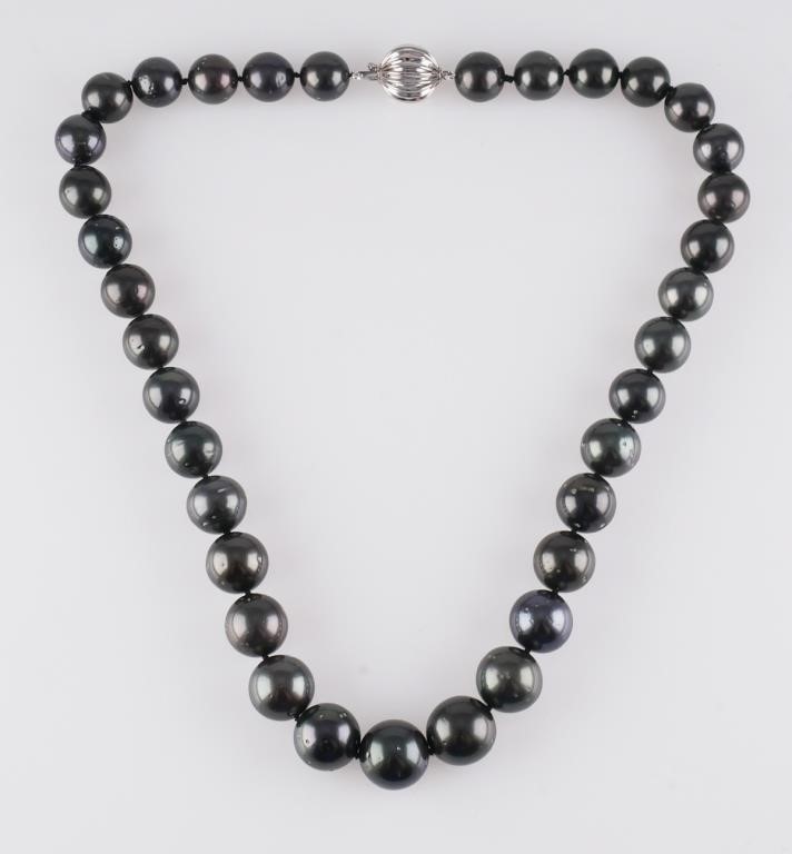 14K WHITE GOLD TAHITIAN PEARL NECKLACEGraduated,