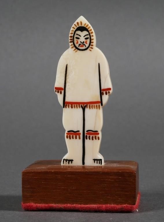 VINTAGE INUIT IVORY FIGURAL CARVINGMan 2fde19