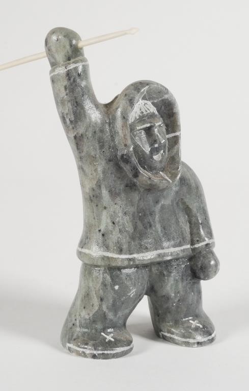 INUIT STATUE OF MAN WITH HARPOONFigurine 2fded2