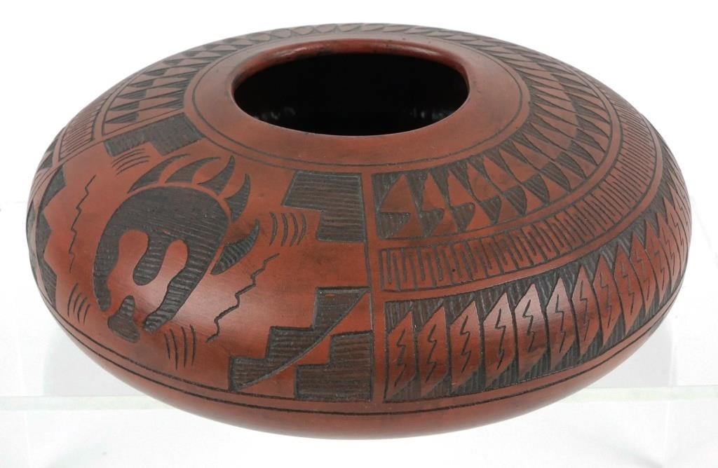 SIGNED NAVAJO ETCHED POTTERY VASENavajo 2fe156