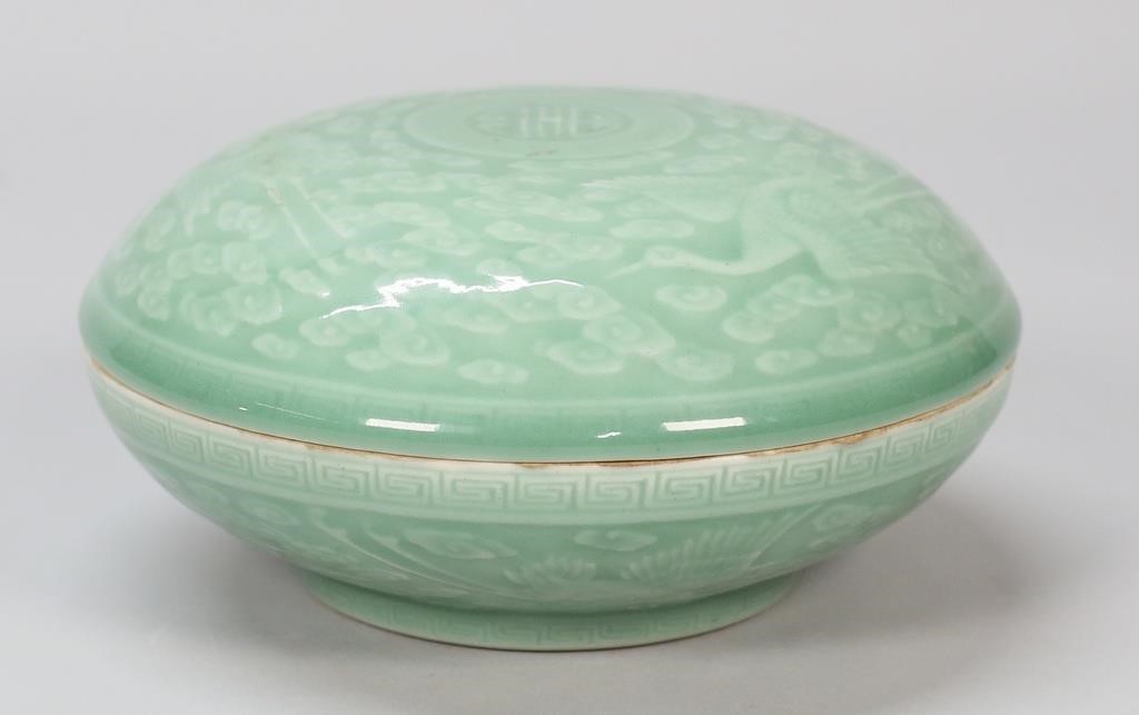 CHINESE CELADON PORCELAIN BOX QIANLONG 2fe2c6