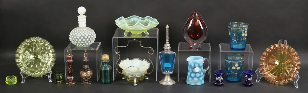 LOT OF GLASS ITEMS INCLUDING ART GLASSSeventeen