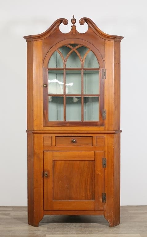 19TH CENTURY AMERICAN CORNER CABINET19th 2fe3c5