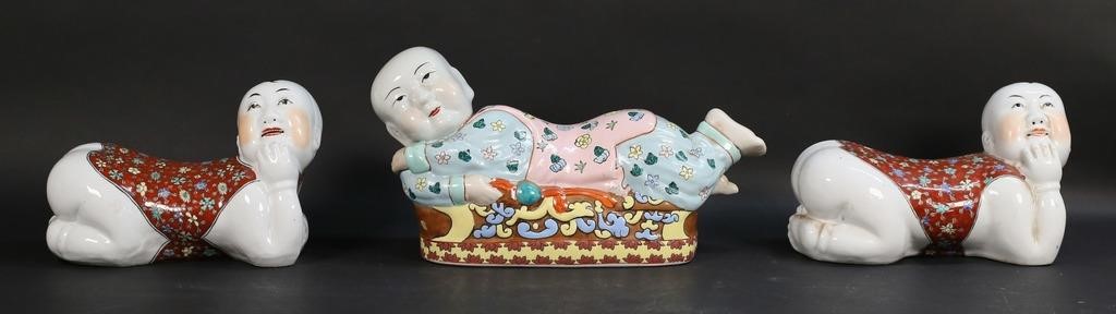 THREE CHINESE FIGURAL PORCELAIN 2fe3ea