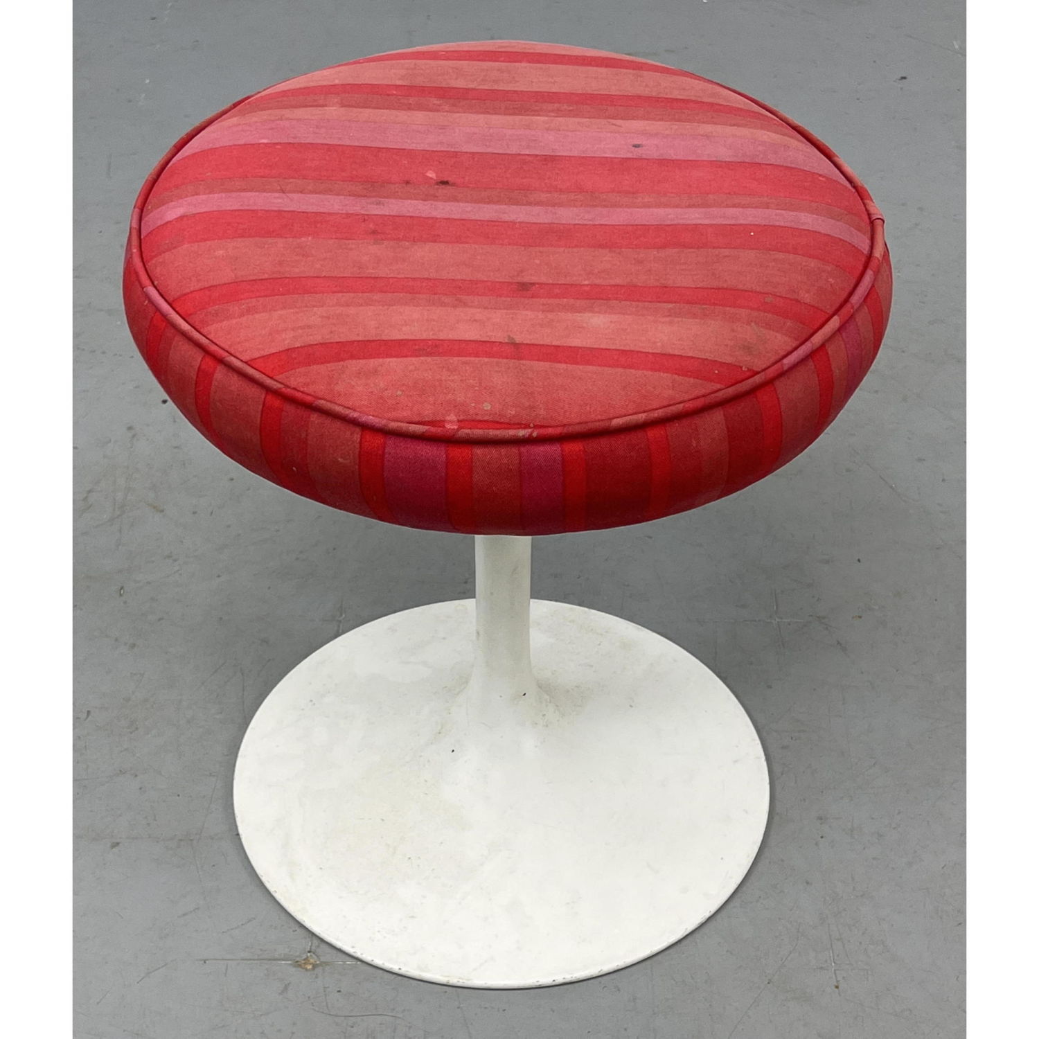 Eero Saarinen for Knoll stool Ottoman  2fe5da