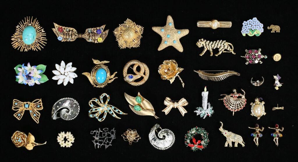 GROUPING OF COSTUME JEWELRY BROOCHESCollection