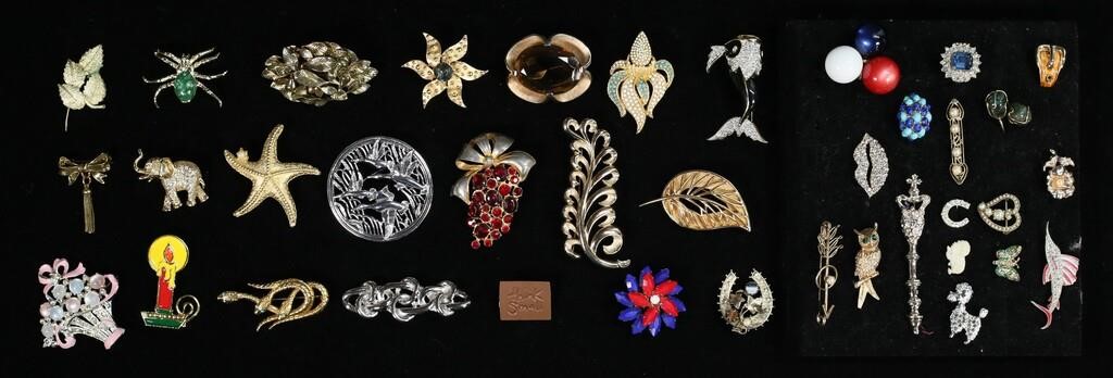 GROUPING OF COSTUME JEWELRY BROOCHES 2fe70f