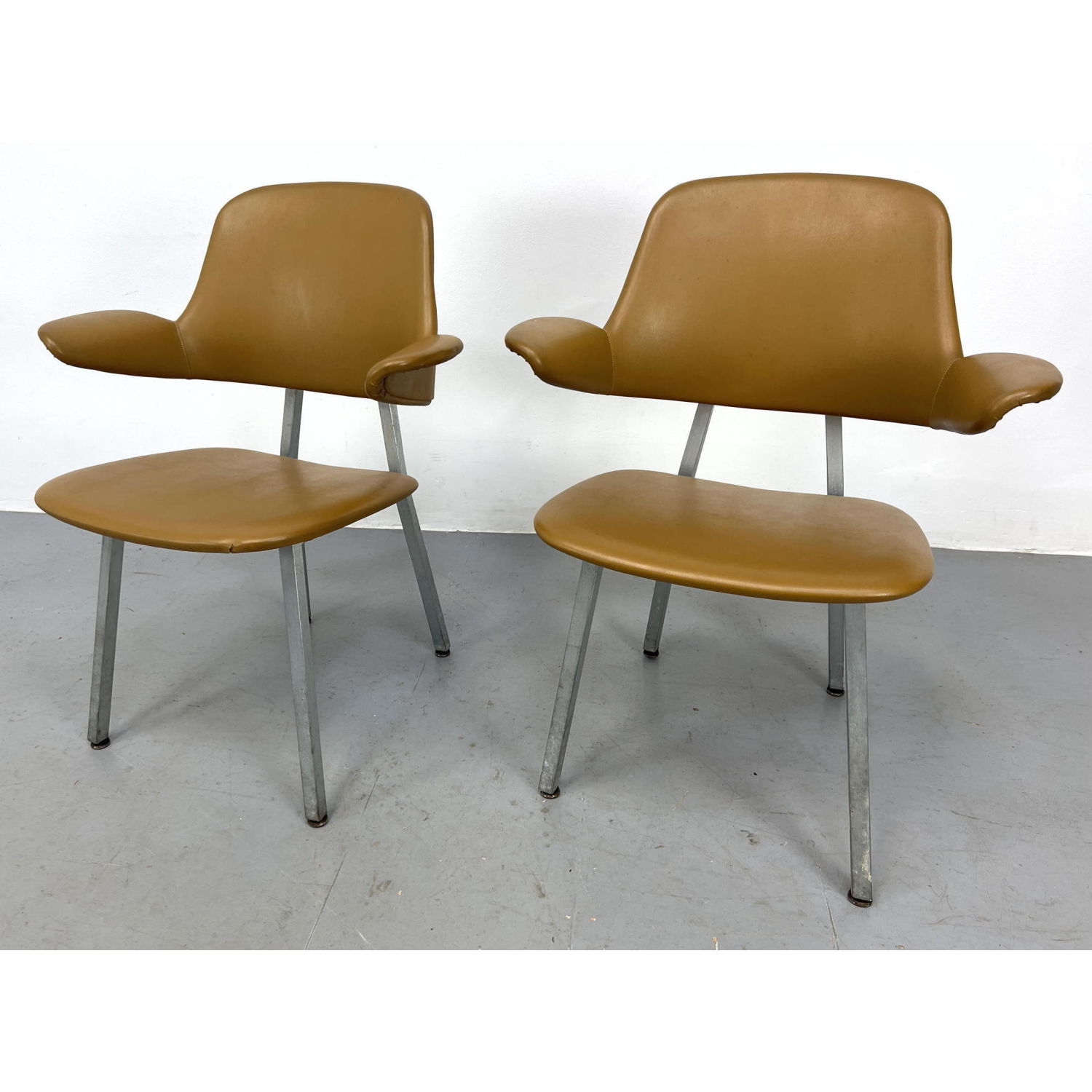 Pair Shaw Walker Gull Wing Chairs 2fe7dd