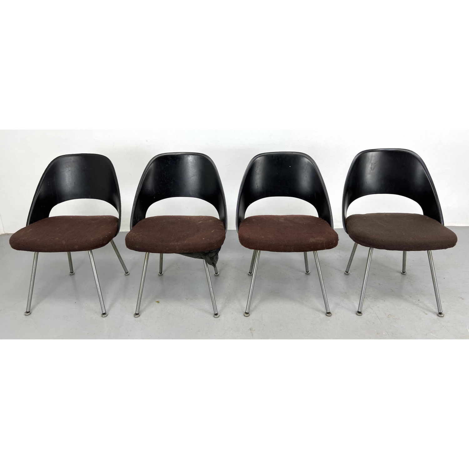 Set 4 Eero Saarinen for Knoll Chairs  2fe7f9