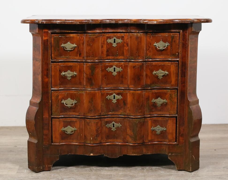 18TH CENTURY CONTINENTAL CHEST 2fe844