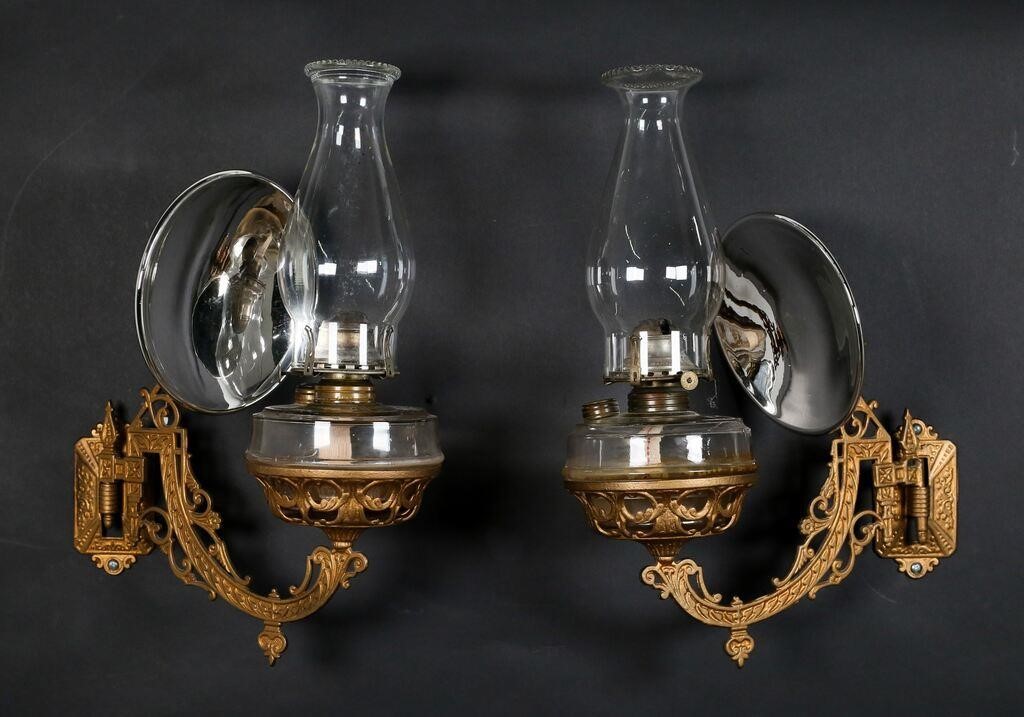 PAIR OF GILT METAL KEROSENE SCONCESPair 2fe88e