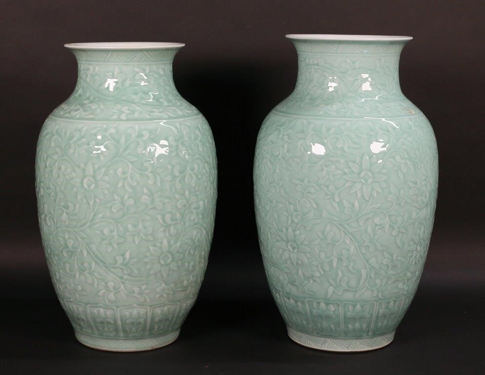 PAIR CHINESE CELADON PORCELAIN 2fe8ae