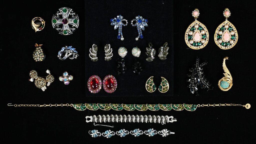 GROUPING OF VINTAGE COSTUME JEWELRYLot 2fe8fb