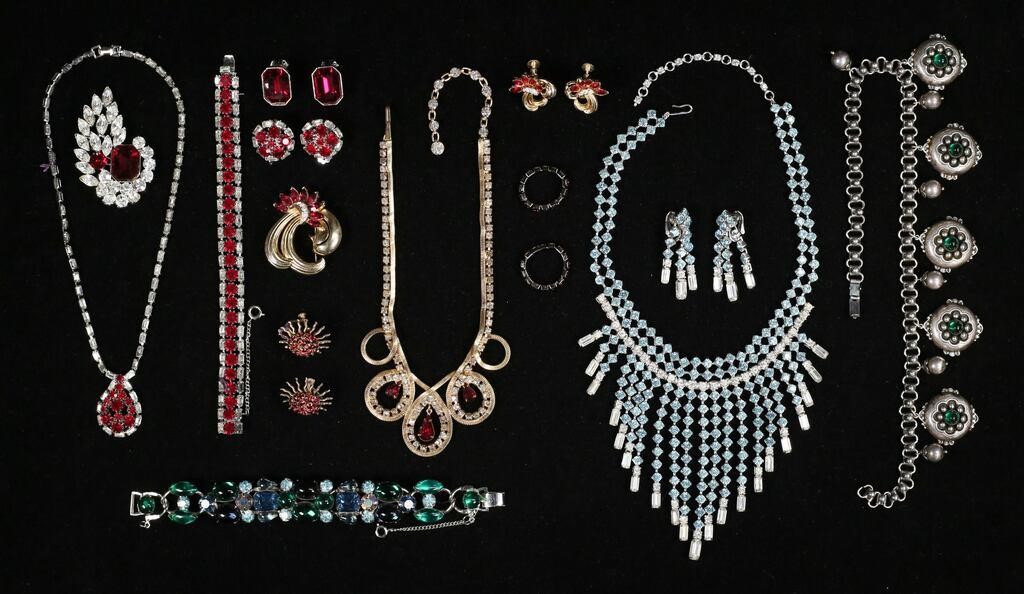 GROUPING OF COSTUME JEWELRYLot includes