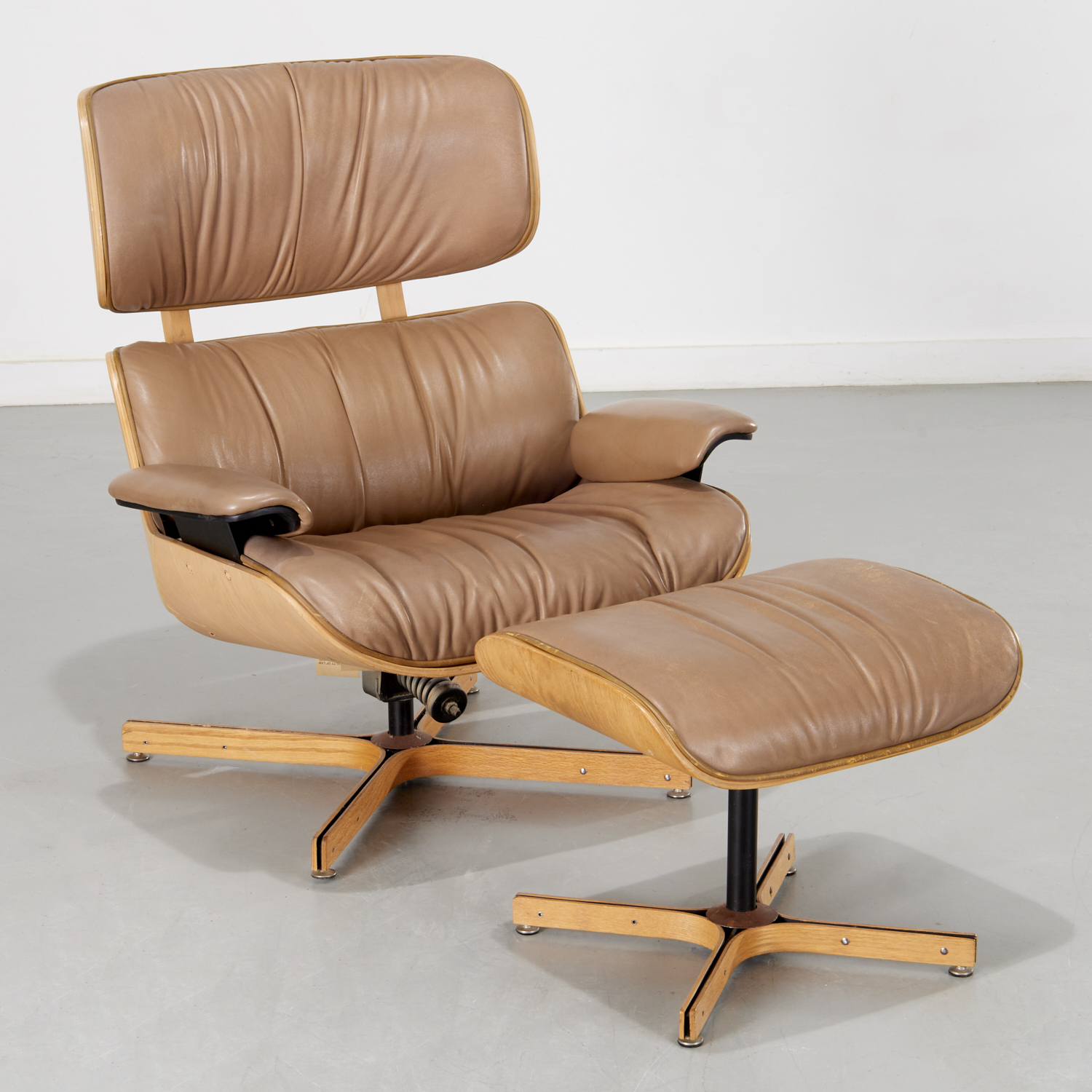 EAMES STYLE PLYCRAFT LOUNGE CHAIR