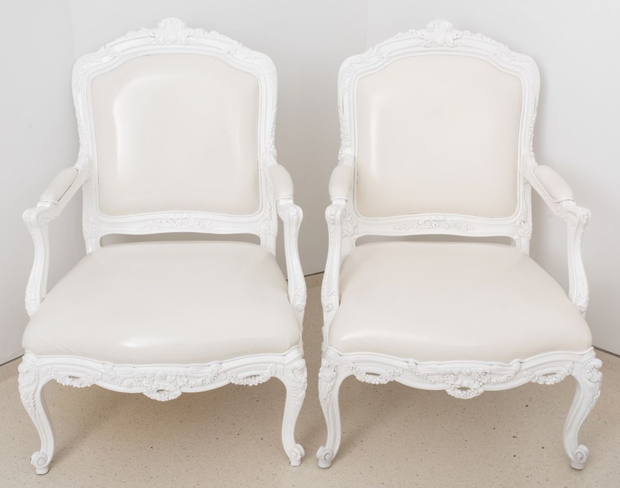 LOUIS XV STYLE WHITE LACQUERED 2fc9ba