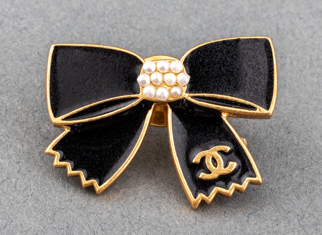 CHANEL RUNWAY BOW FORM BROOCH  2fcc9d