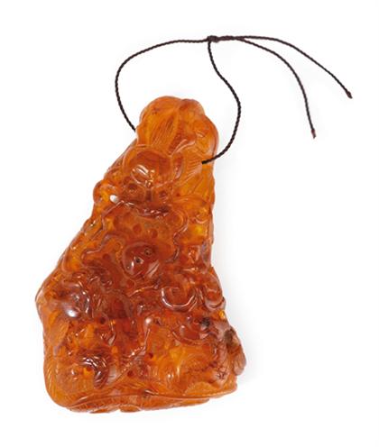 Good Chinese carved amber pendant 4c7c9