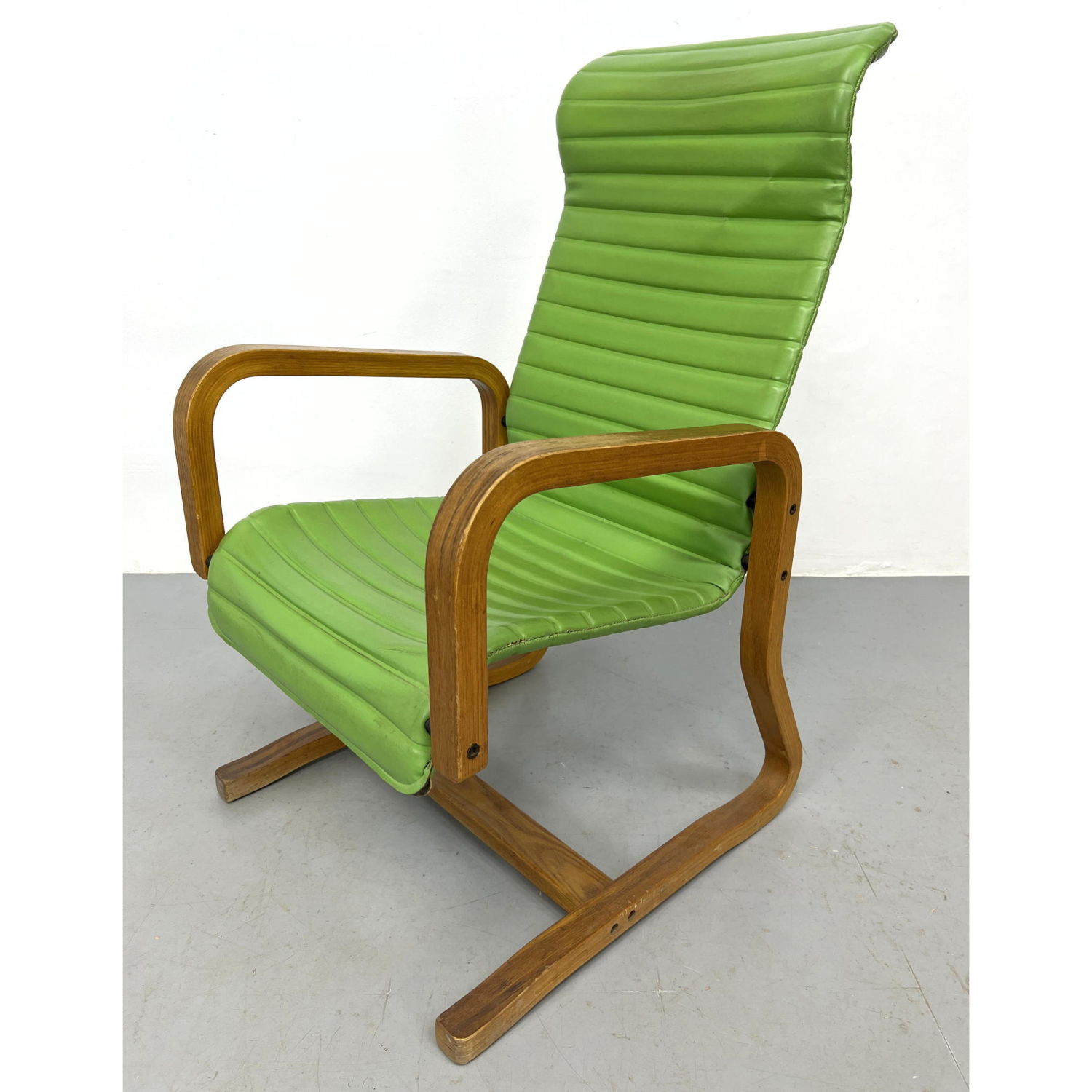 Thonet Bentwood lounge chair 

Dimensions: