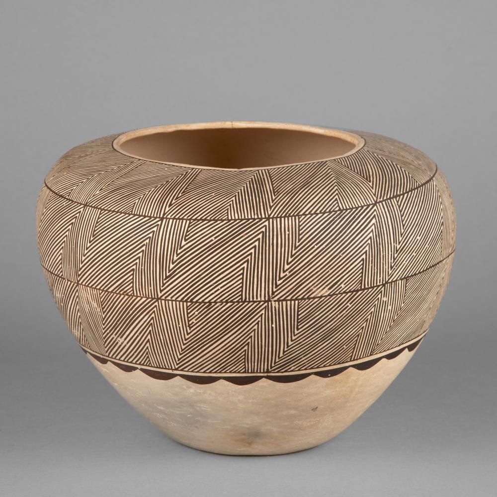 ACOMA LUPE CHAVEZ POT WITH GEOMETRIC 2fd136