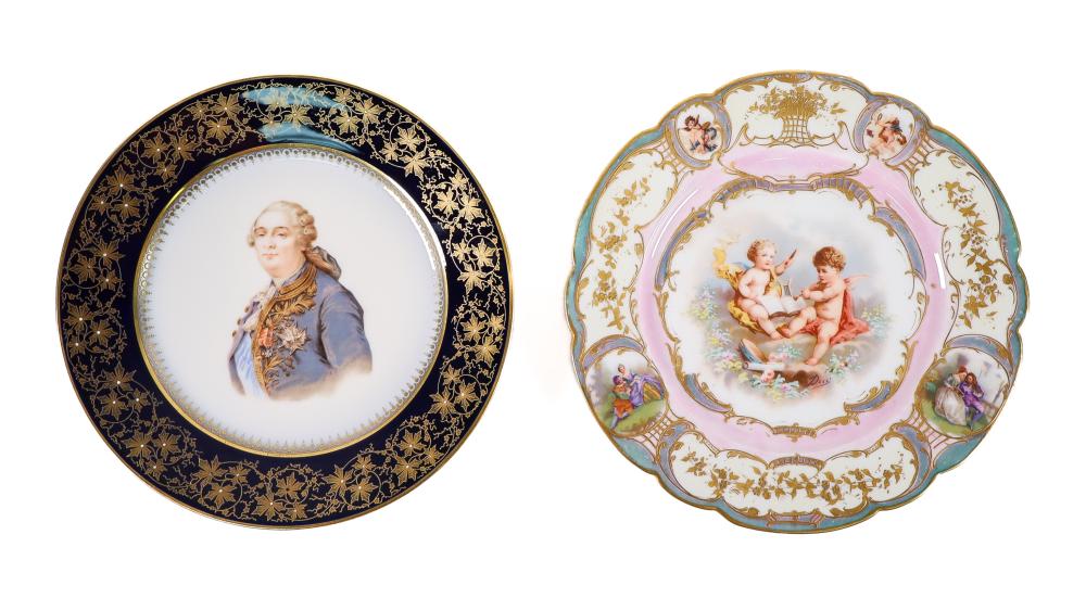 TWO FRENCH PORCELAIN CABINET PLATESTwo 300082