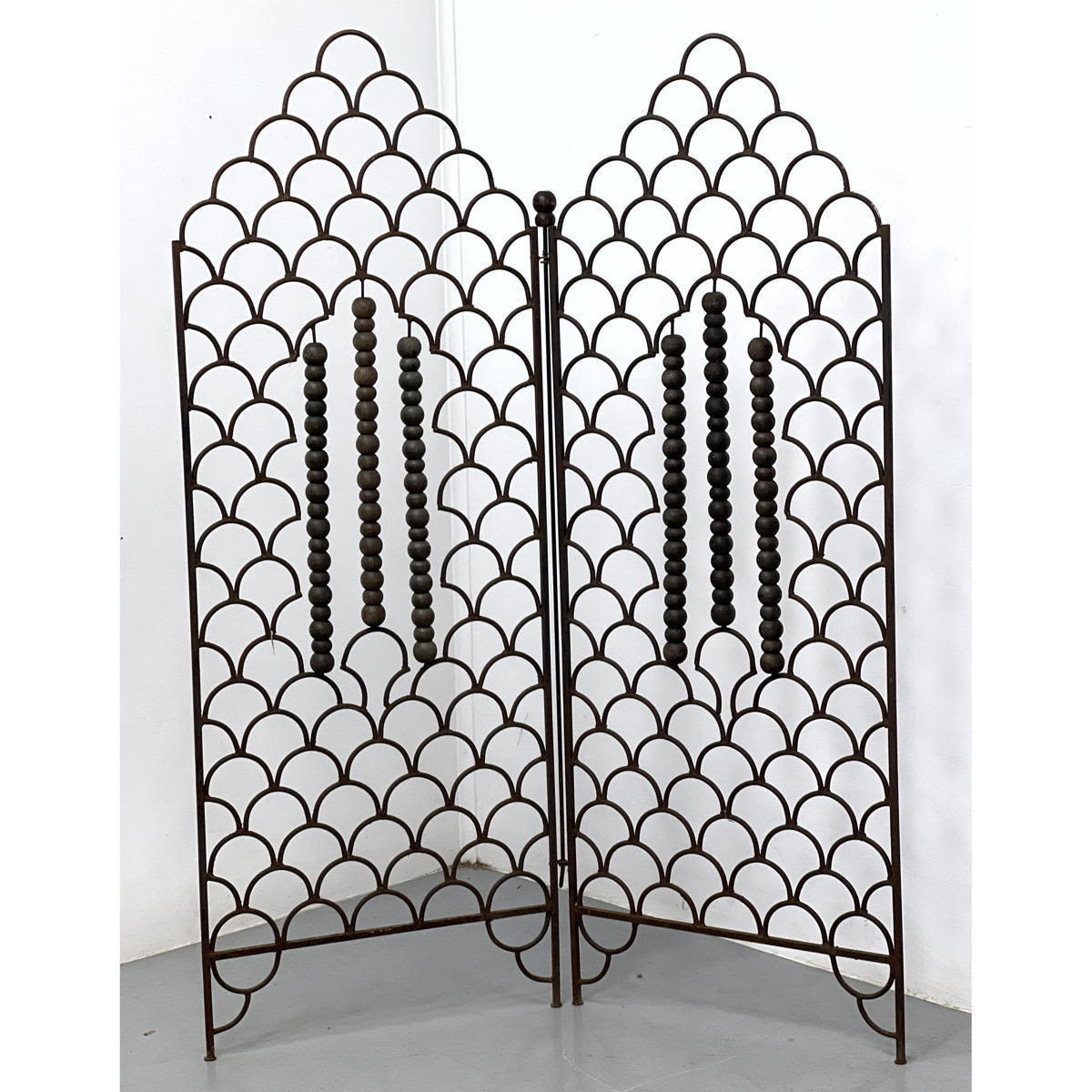 2pc scalloped iron and wood room 300433